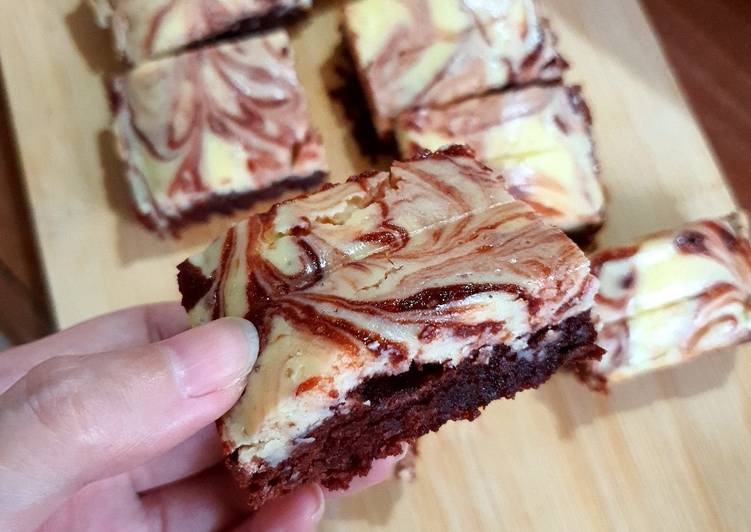Langkah Mudah untuk Membuat Red Velvet Brownies Cheesecake, Enak