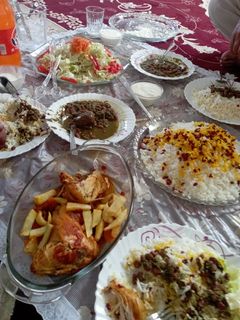 عکسی از دستور زرشک پلو با مرغ سرخ شده و قورمه سبزی