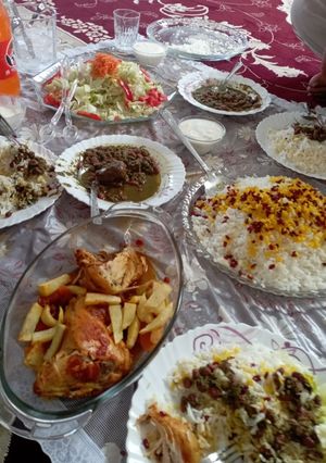 عکسی از دستور زرشک پلو با مرغ سرخ شده و قورمه سبزی