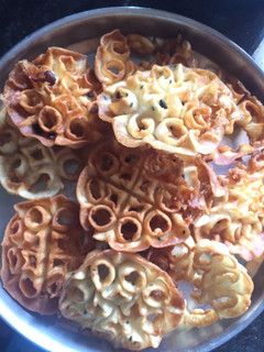 சிம்பிள்அச்சு முறுக்கு(அச்சப்பம்)(acchu murukku recipe in tamil) செய்முறை முக்கிய புகைப்படம்