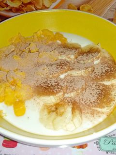 Una foto de Yogurt con plátano y copos de maíz