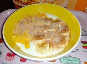 Foto principal de Yogurt con plátano y copos de maíz