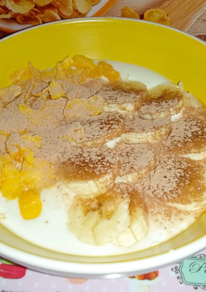 Una foto de Yogurt con plátano y copos de maíz