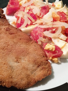 Una foto de Milanesa de hígado con ensalada