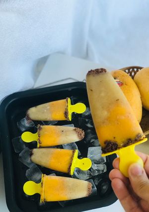 A picture of Banana Mango Popsicles.