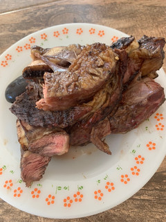 Una foto de Asado a las brasas con ensalada agridulce