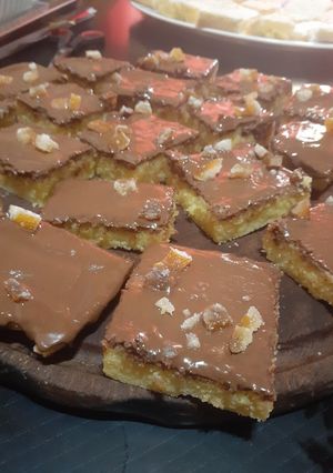 Una foto de Brownie de naranja con cubierta de chocolate