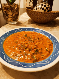 Una foto de Garbanzos guisados con crema de calabaza y yakiniku