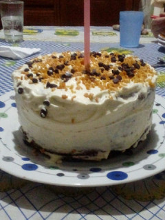 Una foto de Torta de cumpleaños de algarroba con un huevo