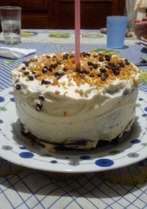 Una foto de Torta de cumpleaños de algarroba con un huevo