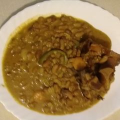A picture of Brown beans with bones.