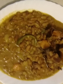 A picture of Brown beans with bones.