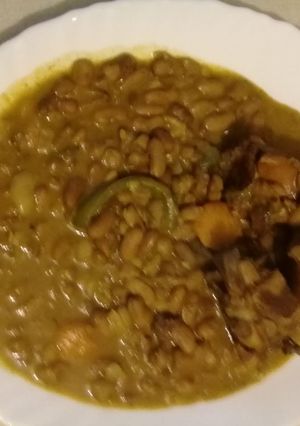 A picture of Brown beans with bones.