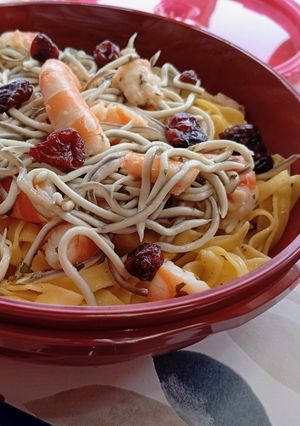 Una foto de Tagliatelle con Gulas y Langostinos