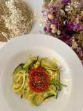 Noodles de calabacín con salsa de tomate casera de caserío