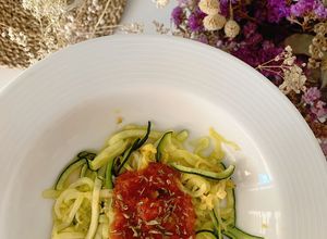 Foto principal de Noodles de calabacín con salsa de tomate casera de caserío