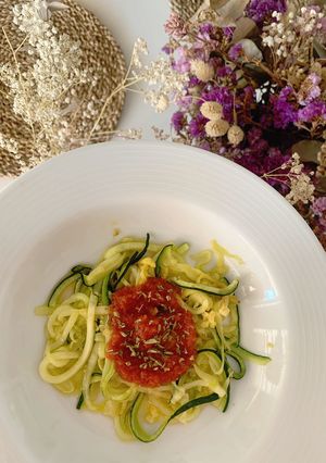 Una foto de Noodles de calabacín con salsa de tomate casera de caserío