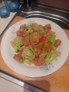Una foto de Langostinos con Brocoli 