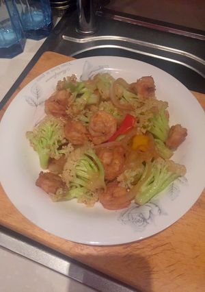 Una foto de Langostinos con Brocoli 