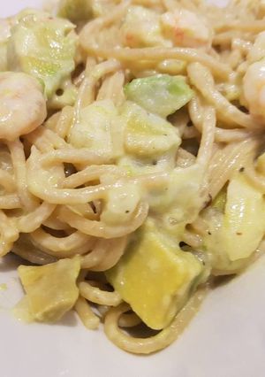 A picture of Spaghetti with creamy avocado and prawns.