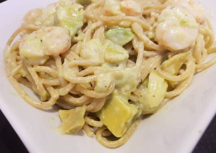 Spaghetti with creamy avocado and prawns