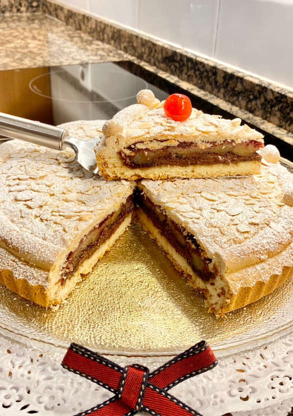 Una foto de Pastel rústico con Nutella, mermelada de frambuesas y Almendra