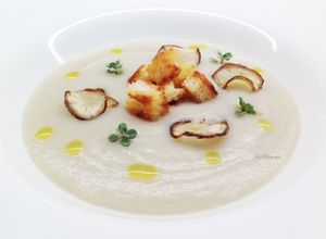 Foto di Vellutata di patata dolce e topinambur, con chips di topinambur