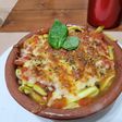 "Fideos" de zucchini con salsa filetto y queso