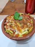 "Fideos" de zucchini con salsa filetto y queso
