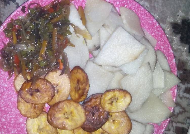 Fried yam,vegetable sauce and plantain