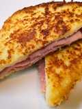 Crunchy ham and tomato sandwich