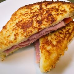 A picture of Crunchy ham and tomato sandwich.