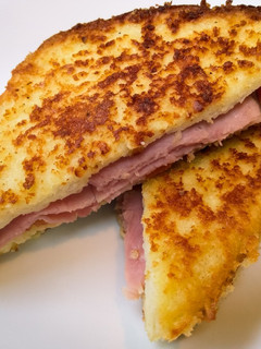 A picture of Crunchy ham and tomato sandwich.