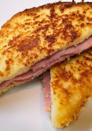 A picture of Crunchy ham and tomato sandwich.