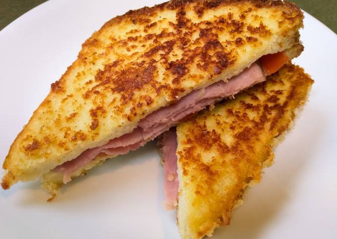 Crunchy ham and tomato sandwich