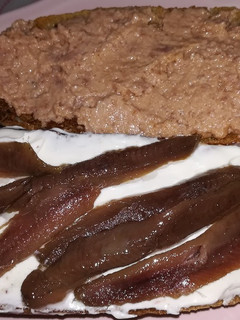 Una foto de Tostadas de centeno con ibéricos y Philadelphia con anchoas