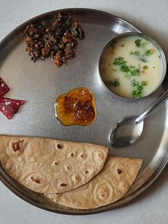 ગુજરાતી કઢી (Gujarati Kadhi Recipe In Gujarati) રેસીપી મુખ્ય ફોટો