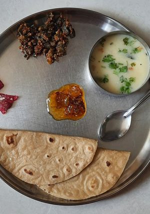 ગુજરાતી કઢી (Gujarati Kadhi Recipe In Gujarati) રેસીપી મુખ્ય ફોટો