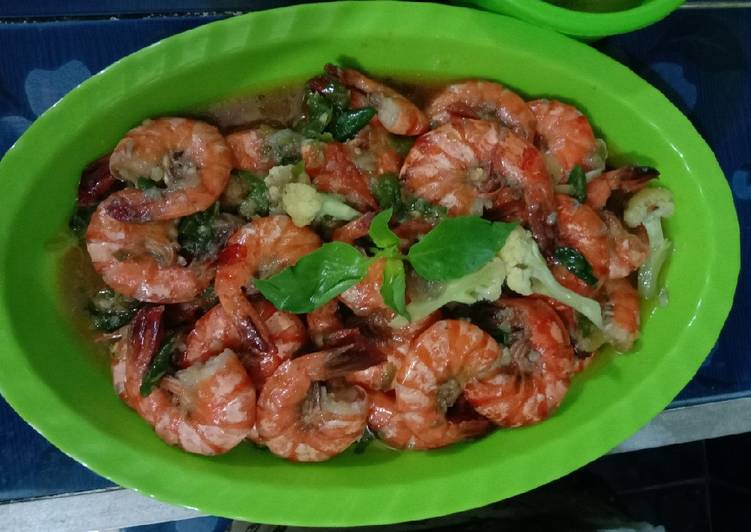 Langkah Mudah untuk Menyiapkan Udang kembang kol kemangi cabe ijo, Enak
