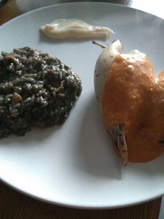 Una foto de Calamares rellenos con guarnición de risotto de arroz negro