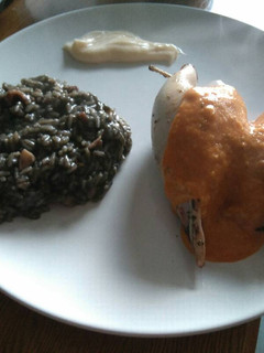 Una foto de Calamares rellenos con guarnición de risotto de arroz negro