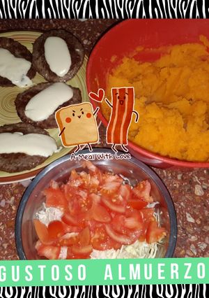 Una foto de Hamburguesas c/queso y puré mix 《papas y calabaza》c/ensalada