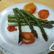 Espárragos horneados con tomate