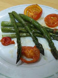 Una foto de Espárragos horneados con tomate