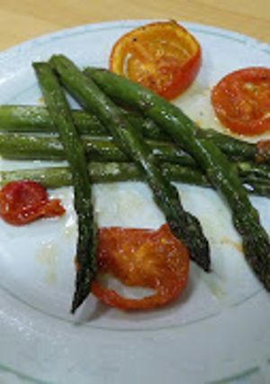 Foto principal de Espárragos horneados con tomate