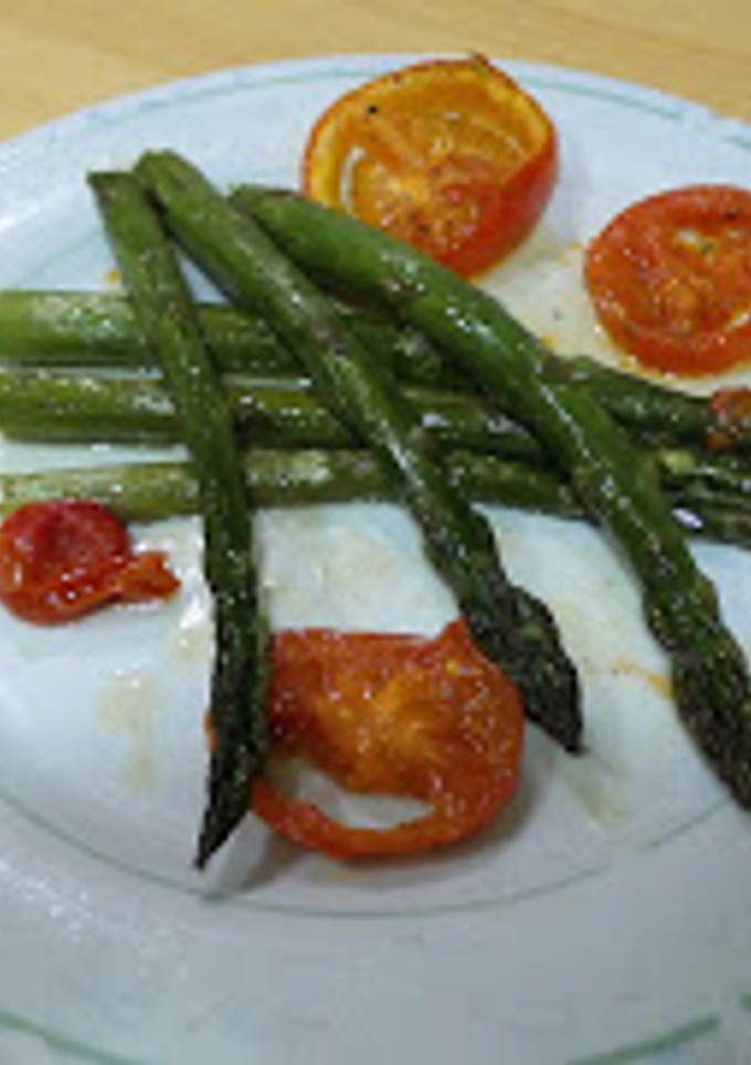Una foto de Espárragos horneados con tomate
