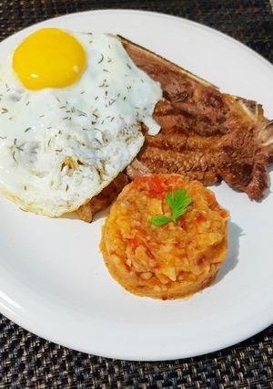 Una foto de Churrasco a caballo con puré de papas silvestre 👩‍🍳