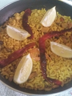 Una foto de Fideuá de marisco y pescado