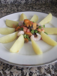 Una foto de Ensalada de patata con mejillones y gambas