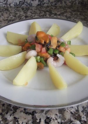 Foto principal de Ensalada de patata con mejillones y gambas